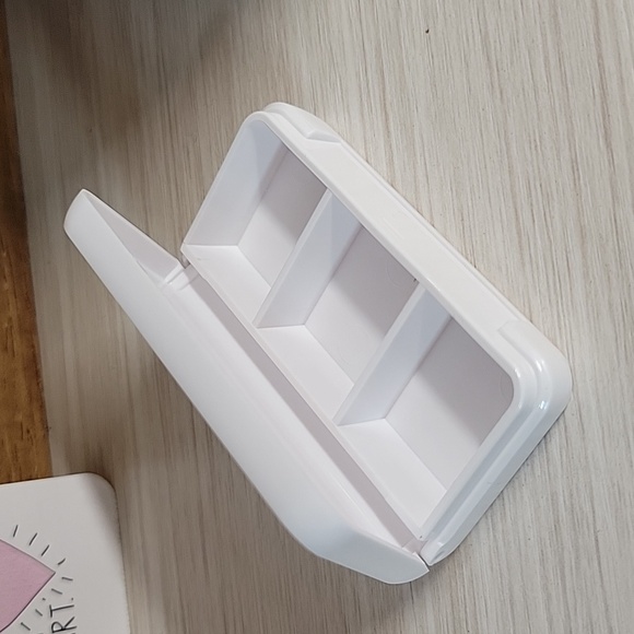 🔥LAST ONE🔥 HELLO KITTY HINGED TRAVEL BOX - Picture 3 of 4